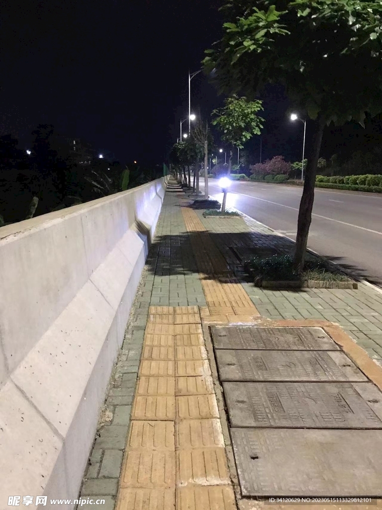 夜幕的路上