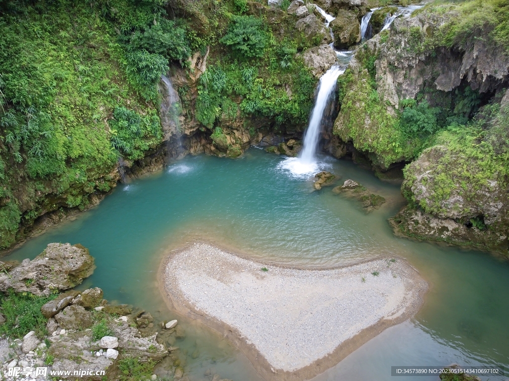 山涧水潭