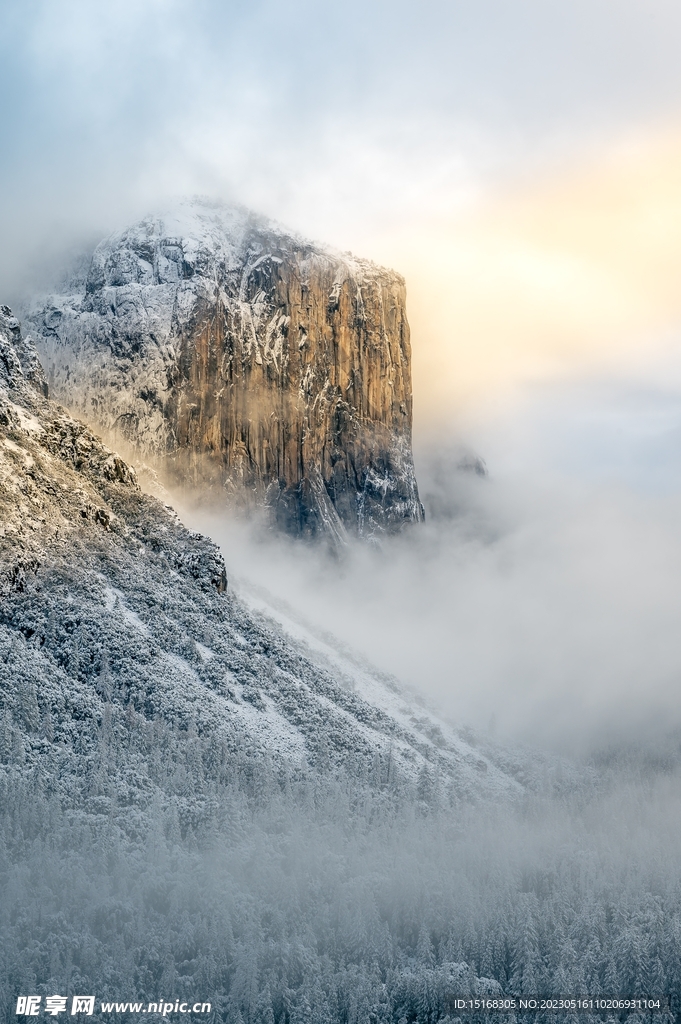 雪山晨雾图