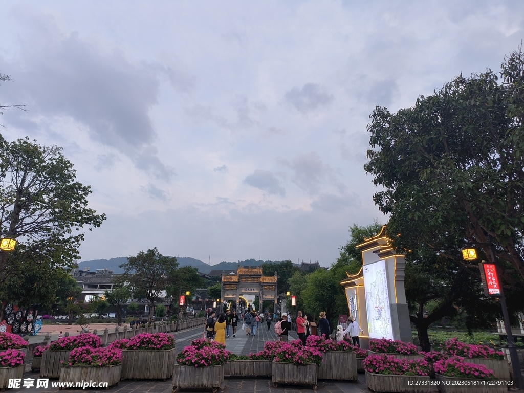 和顺古镇大门夜景