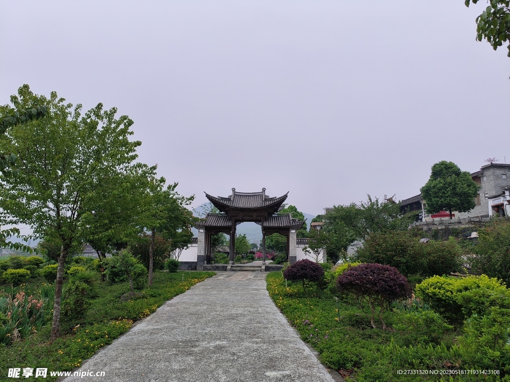 古代大门楼远景