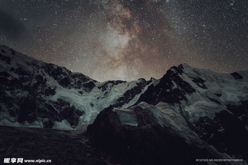 山与星空