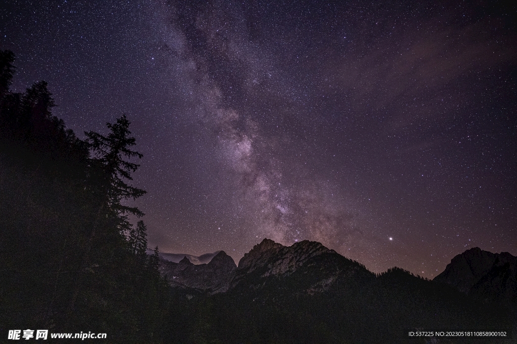 山与星空