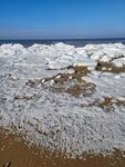 冬季下雪的海边沙滩