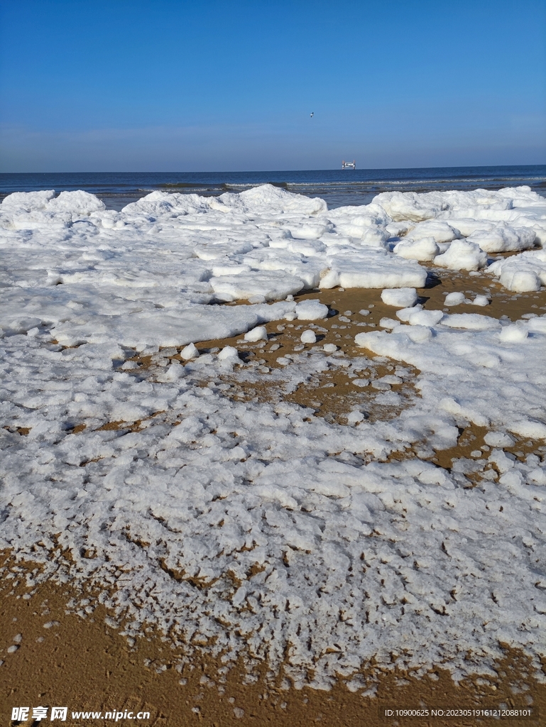 冬季下雪的海边沙滩