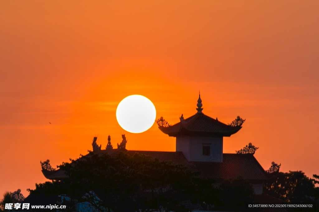 夕阳下的塔楼