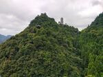 若隐若现的山间建筑