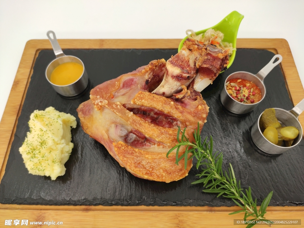 [欧洲美食] 美味肘子在欧洲：德国烤猪肘 Schweinshaxe - 知乎