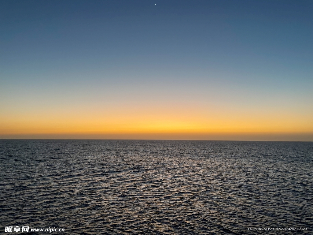 夕阳下的大海