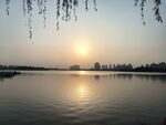 夕阳下的凤湖