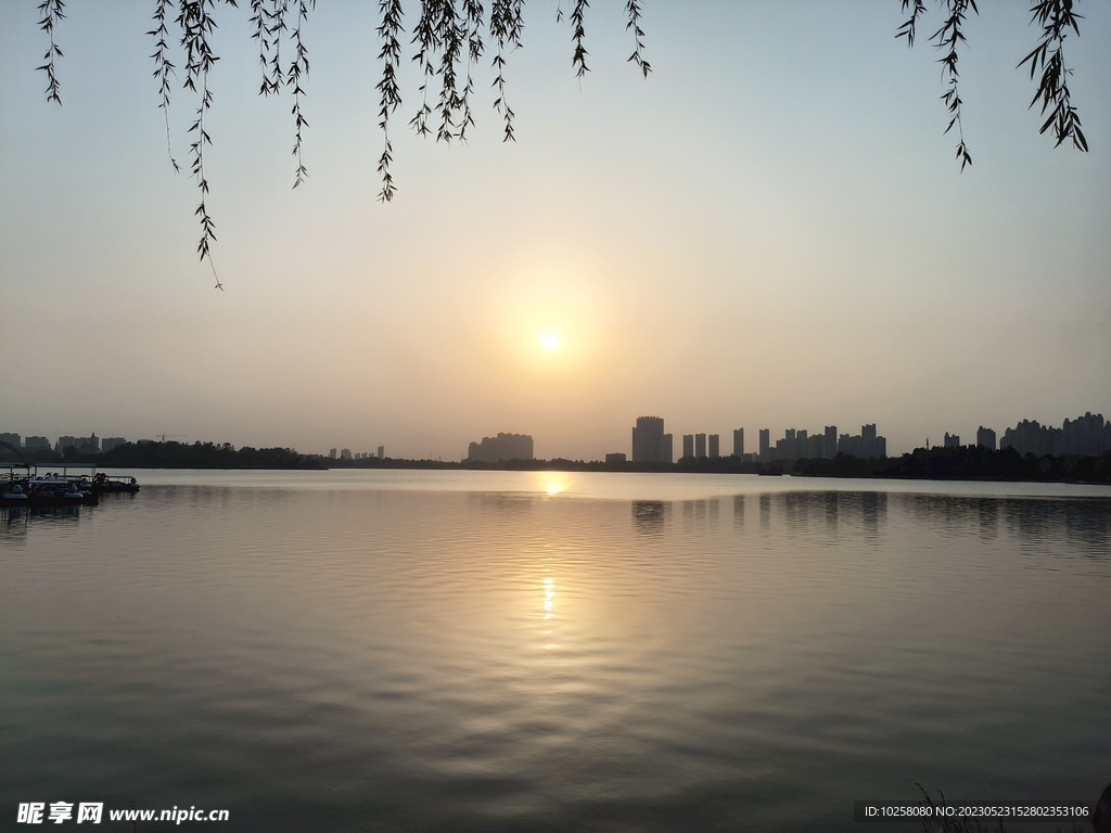 夕阳下的凤湖