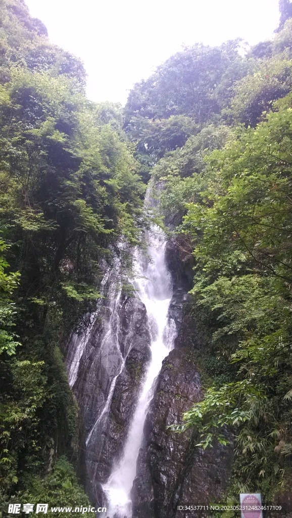 瀑布流水