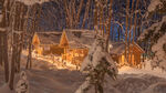 夜晚雪地木屋