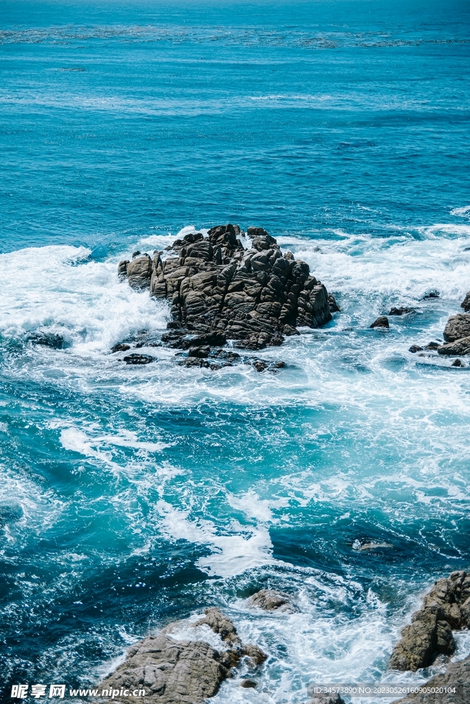 海水与礁石