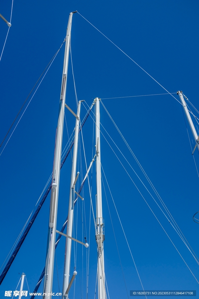 蓝天下的帆船桅杆图