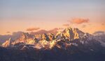 金色雪山风景图