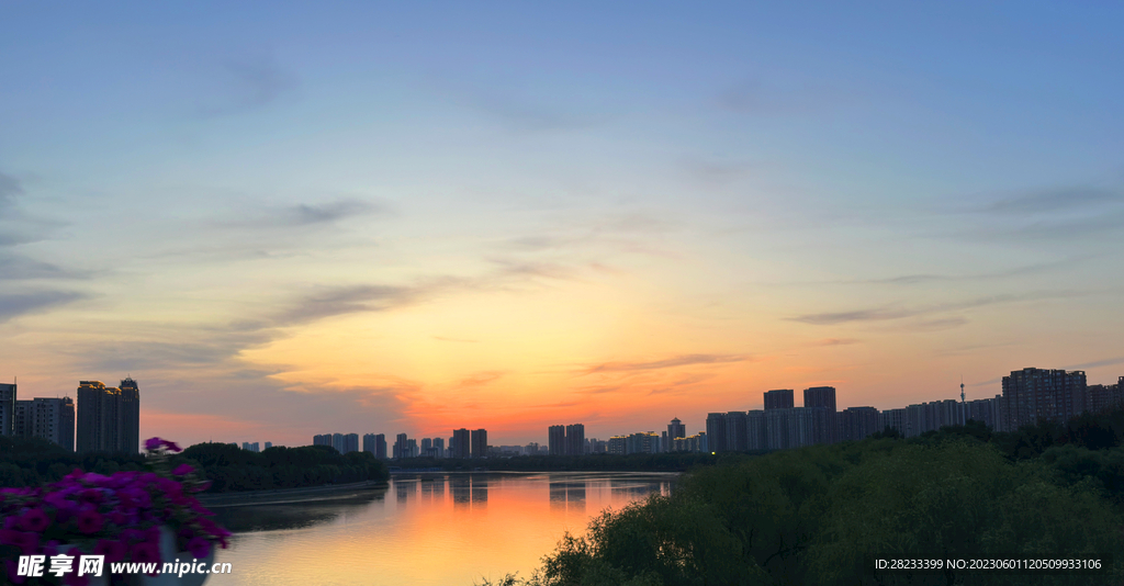 夕阳河岸倒影