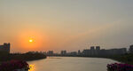 夕阳河景图