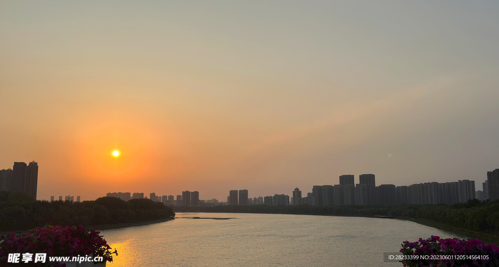 夕阳河景图