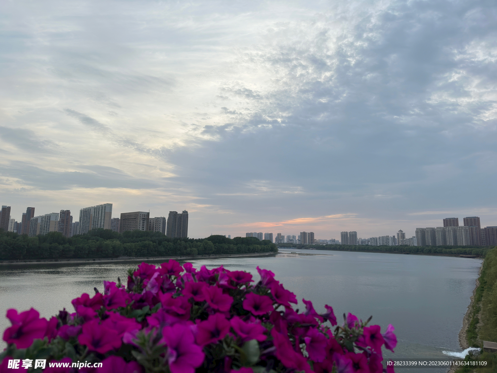 蓝天河景