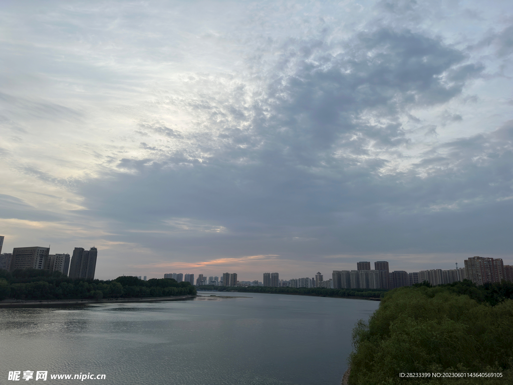 蓝天白云河景