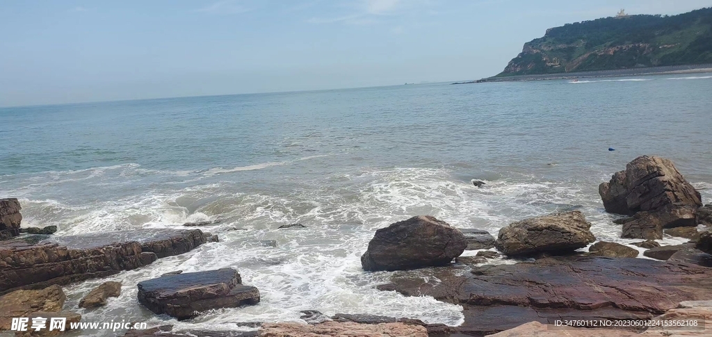 海边的海浪拍打礁石