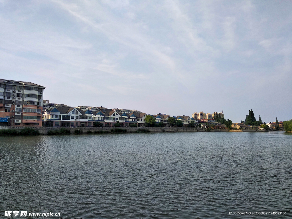 城市湖景