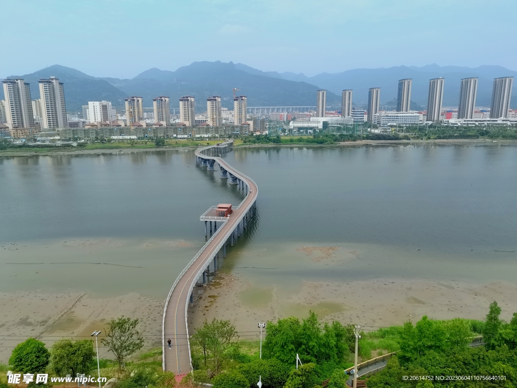 俯瞰跨河大桥美景