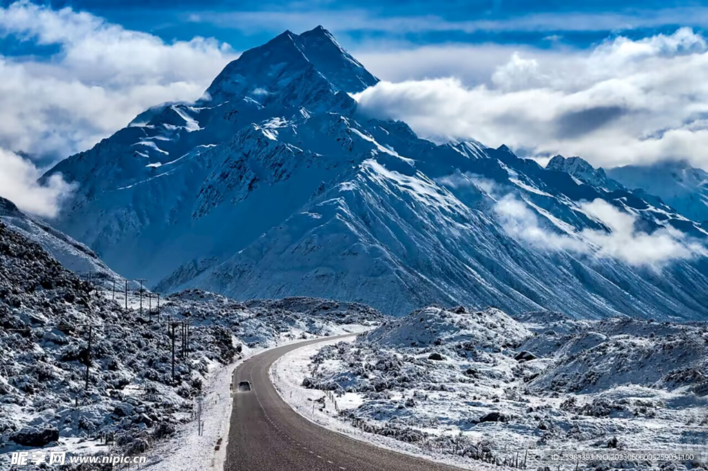 雪山下的公路