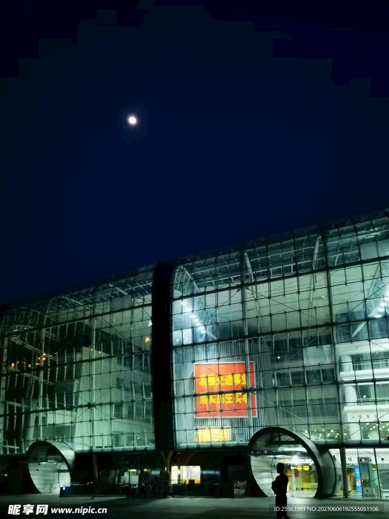 夜空下的公共建筑