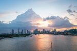 夕阳河畔城市