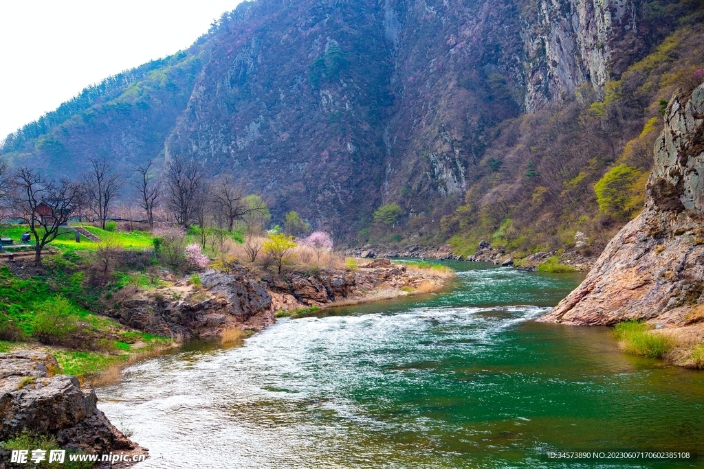 山下小溪