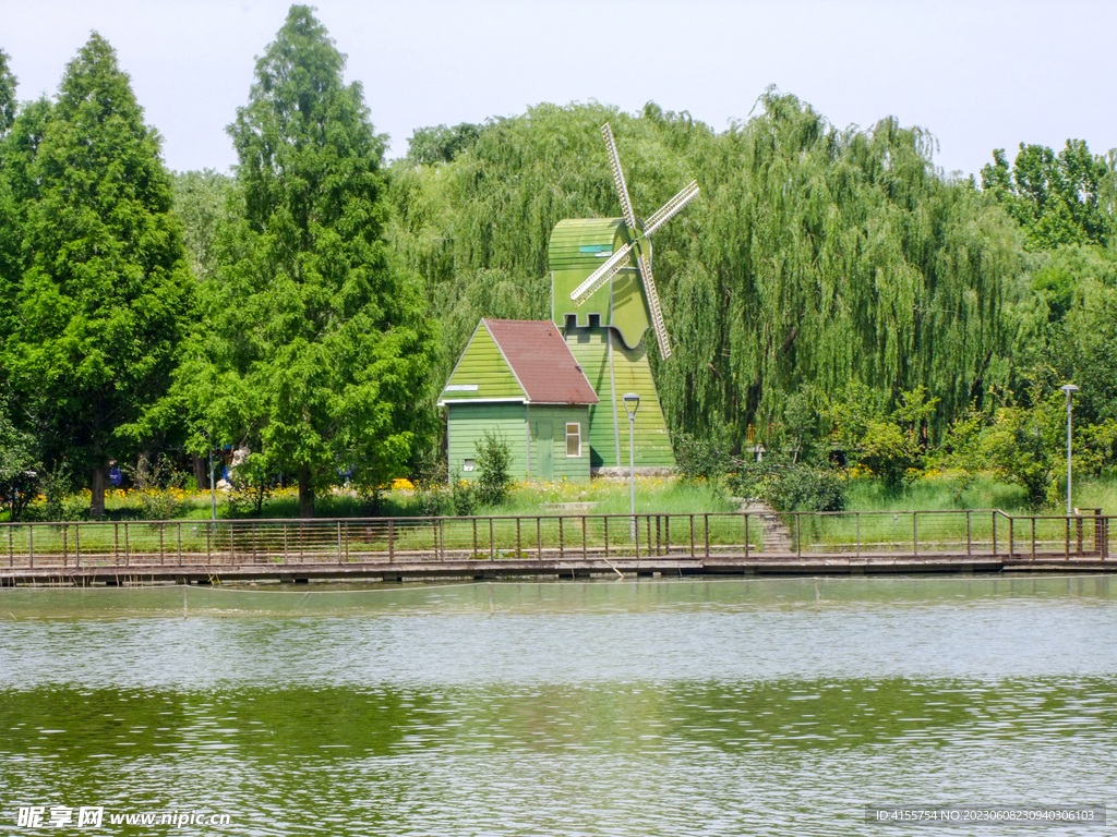 绿色风车磨坊
