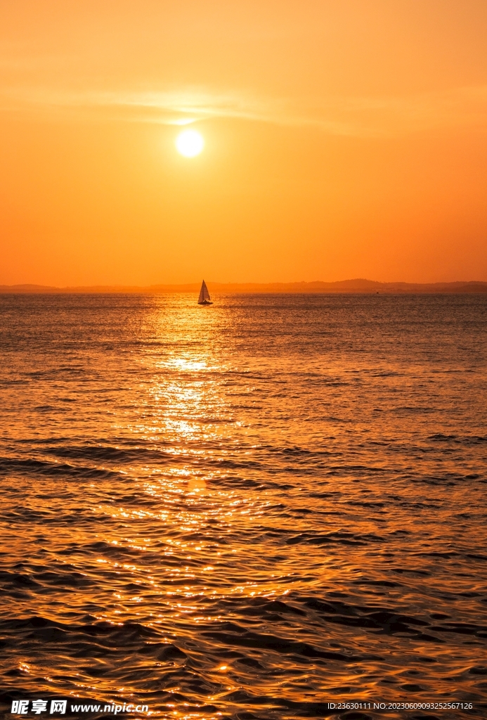 夕阳铺满海面