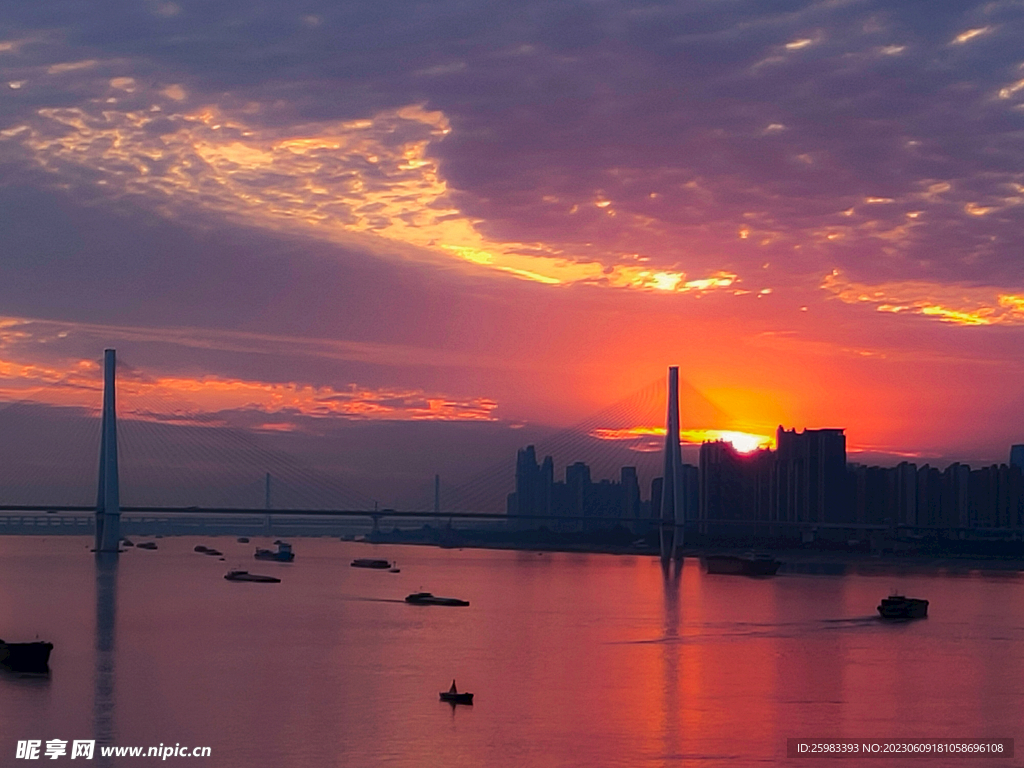 夕阳下的湖畔