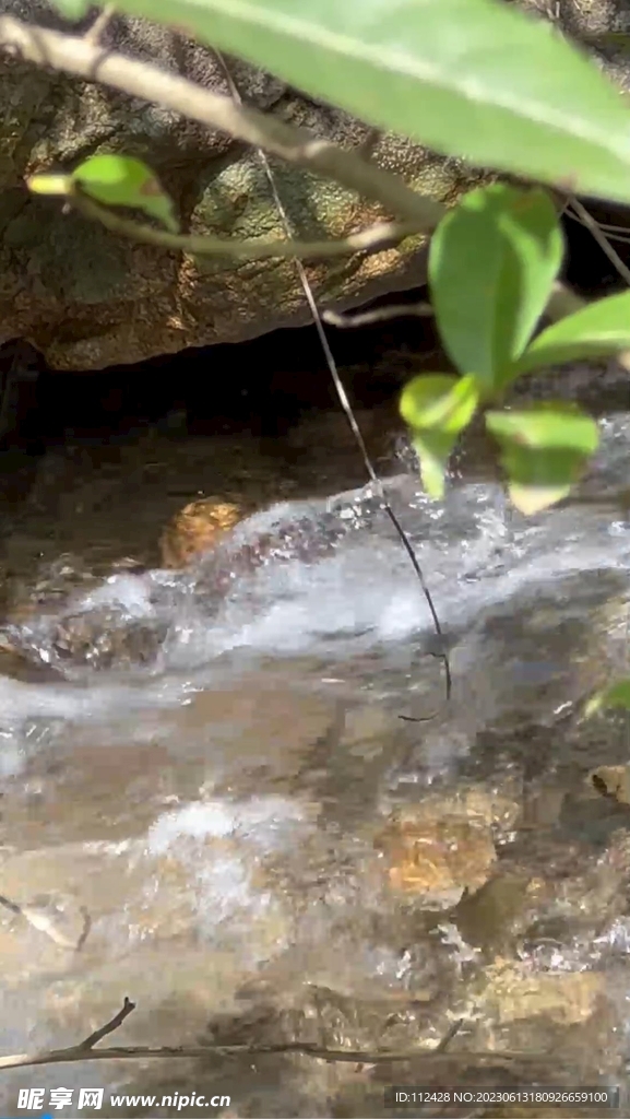 山间溪水