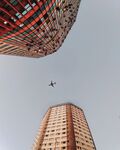 夹在两楼中间的飞机