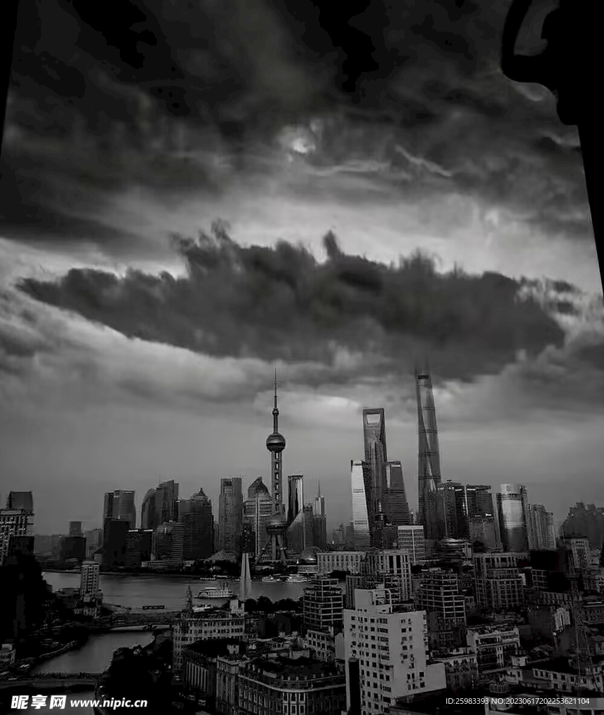 乌云下的上海外滩