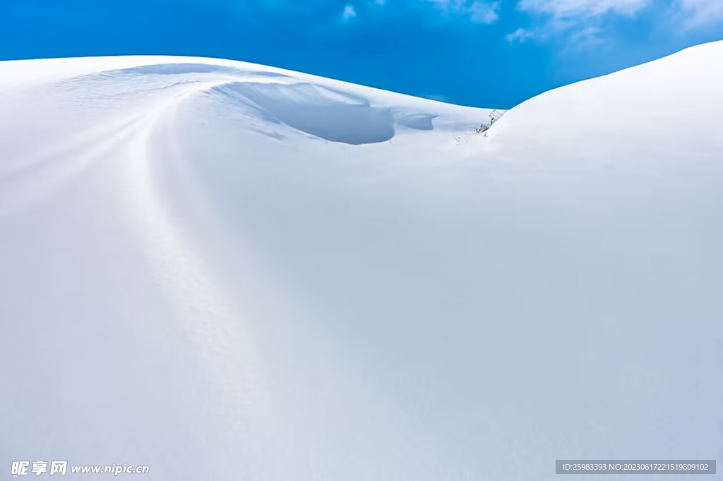 积雪的山区