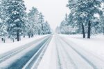 冰雪覆盖的公路