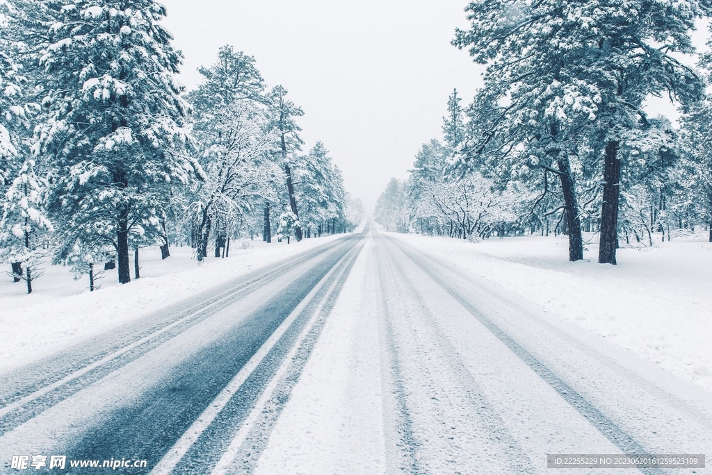 冰雪覆盖的公路