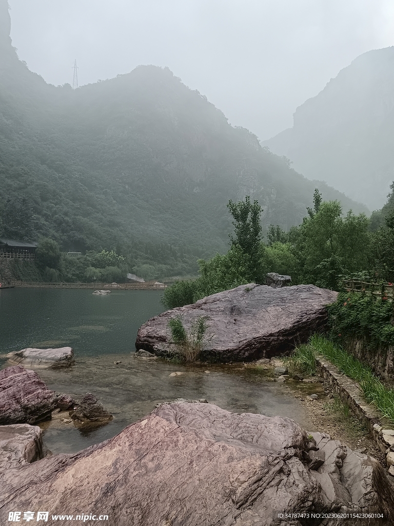 大山里的烟雨