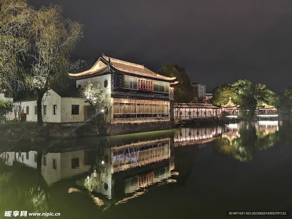 临海东湖楼阁夜景