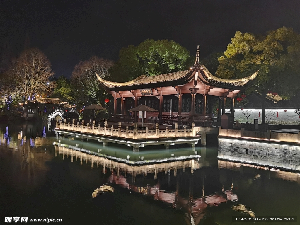 临海东湖楼阁夜景