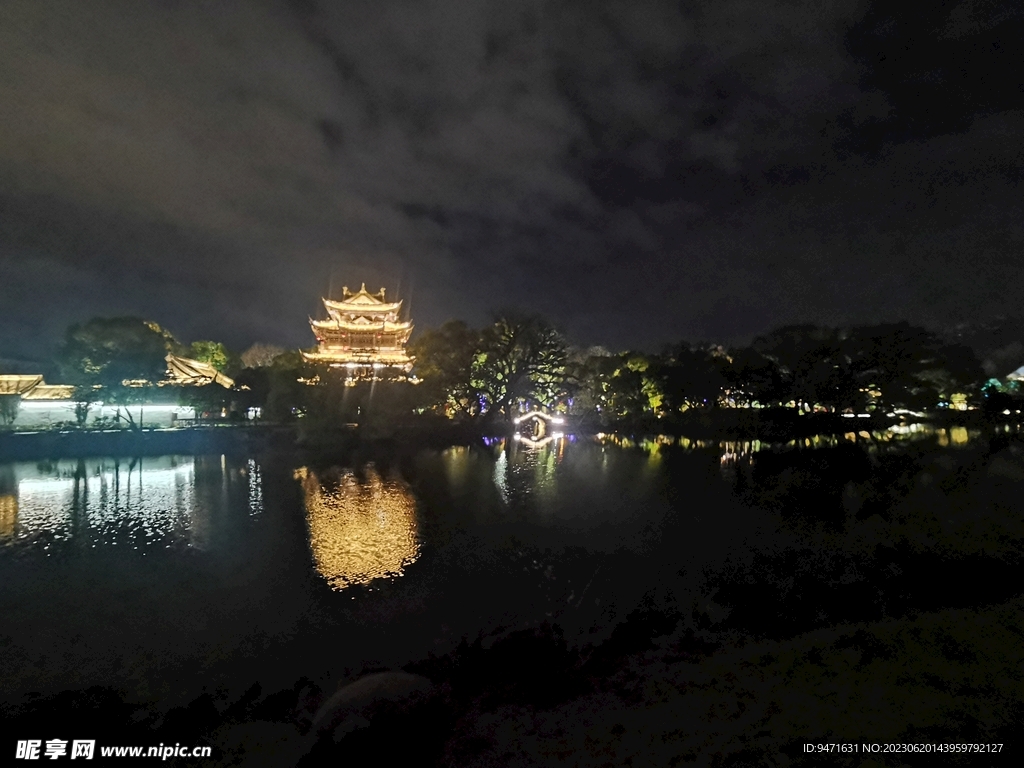 临海东湖楼阁夜景