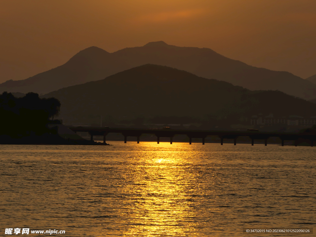 夕阳下的天平湖