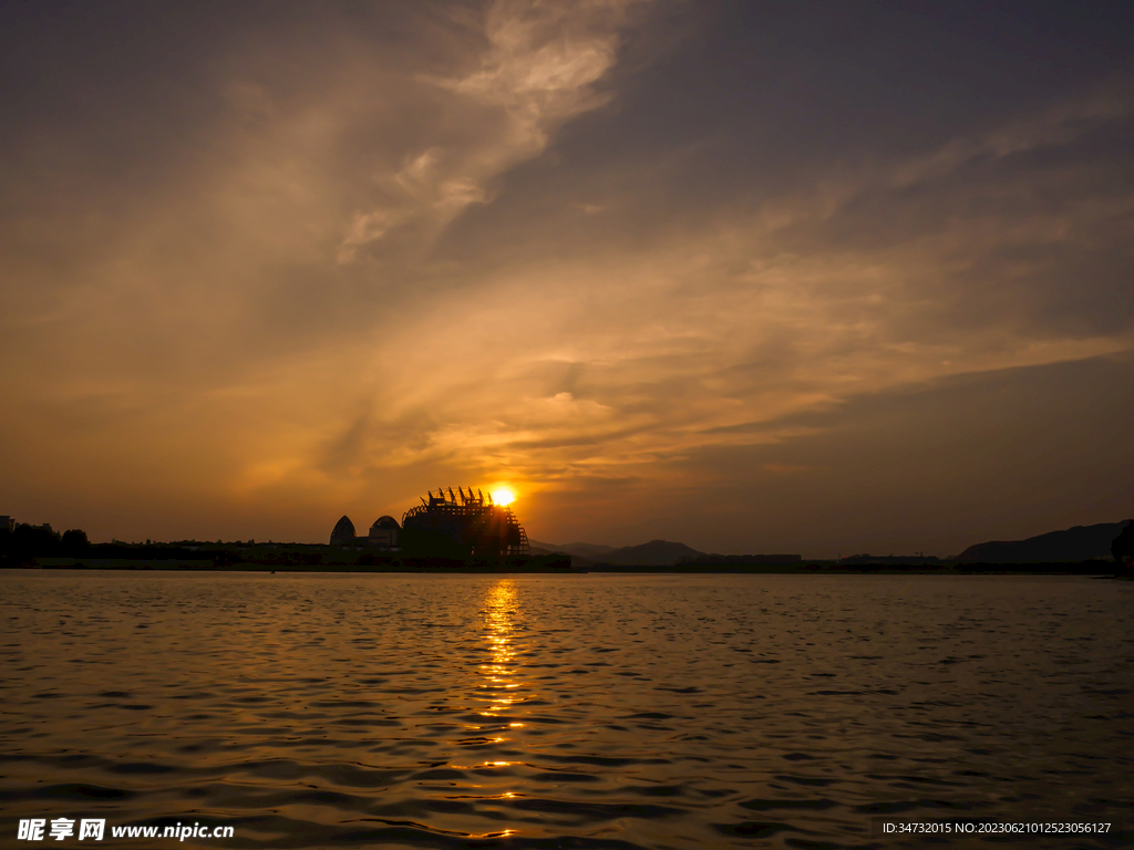 夕阳下的天平湖