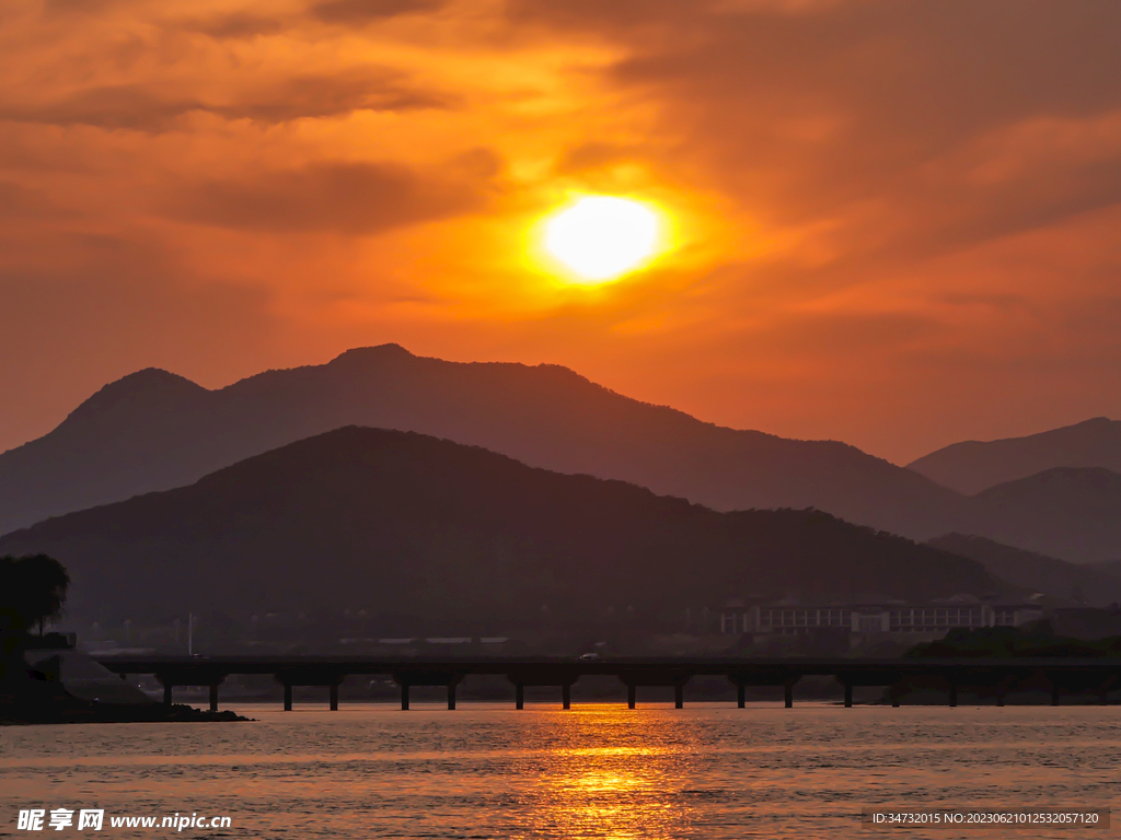 夕阳下的天平湖