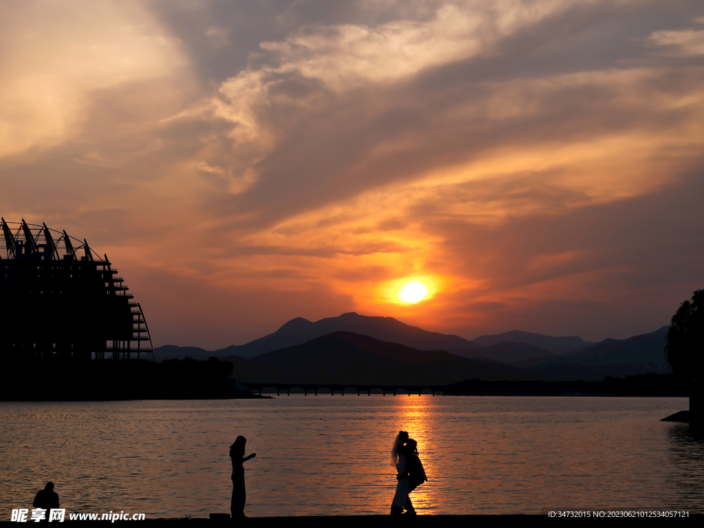 夕阳下的天平湖