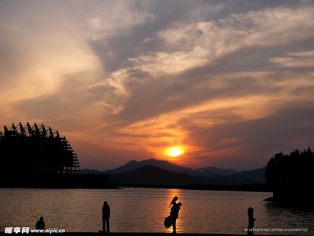 夕阳下的天平湖